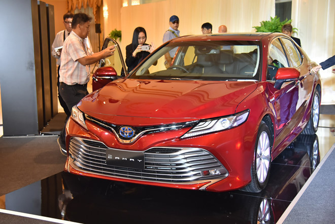 Toyota Camry giảm gần trăm triệu: Tranh nhau hàng dọn kho