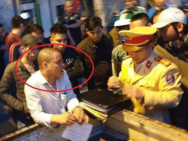 Ẩu đả sau va chạm giao thông, tài xế ôtô đâm gục đối thủ rồi vào xe cố thủ