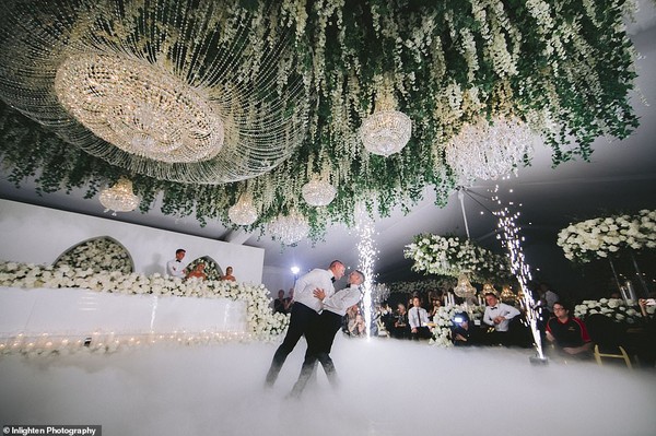 Choáng với siêu đám cưới 23 tỷ toàn kim cương và pha lê của cặp đồng tính nam