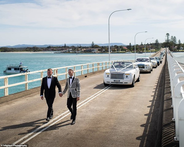 Choáng với siêu đám cưới 23 tỷ toàn kim cương và pha lê của cặp đồng tính nam