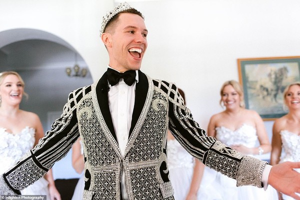 Choáng với siêu đám cưới 23 tỷ toàn kim cương và pha lê của cặp đồng tính nam