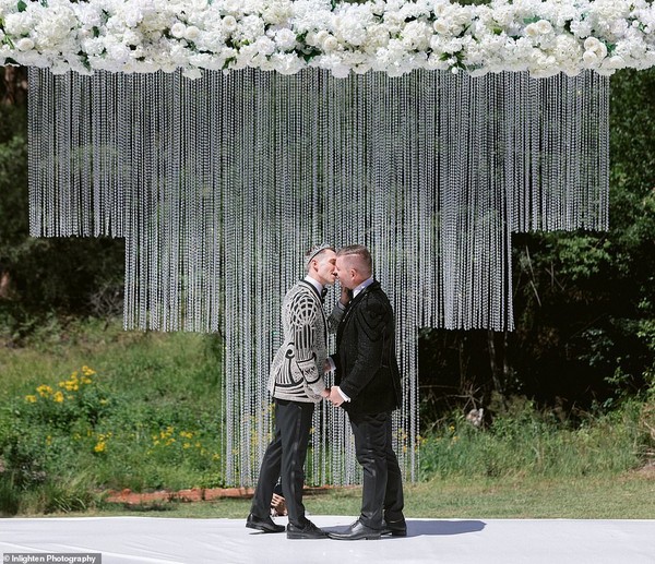 Choáng với siêu đám cưới 23 tỷ toàn kim cương và pha lê của cặp đồng tính nam