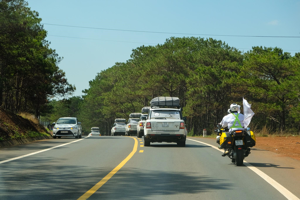 Hậu ly hôn, ông Đặng Lê Nguyên Vũ không còn dùng siêu xe đi phát sách