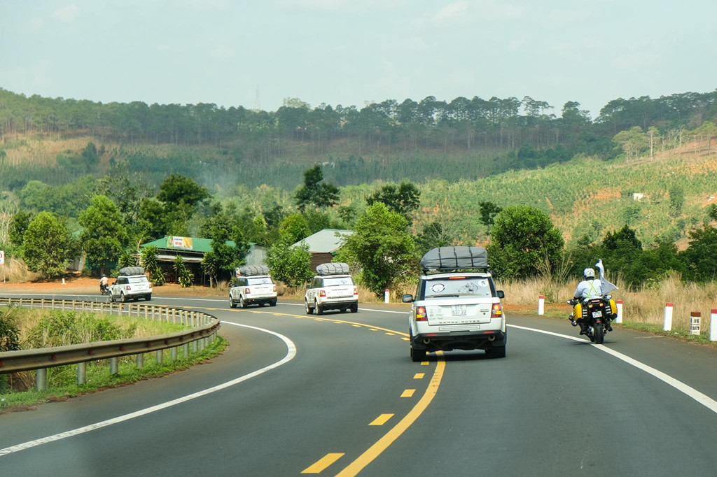 Hậu ly hôn, ông Đặng Lê Nguyên Vũ không còn dùng siêu xe đi phát sách