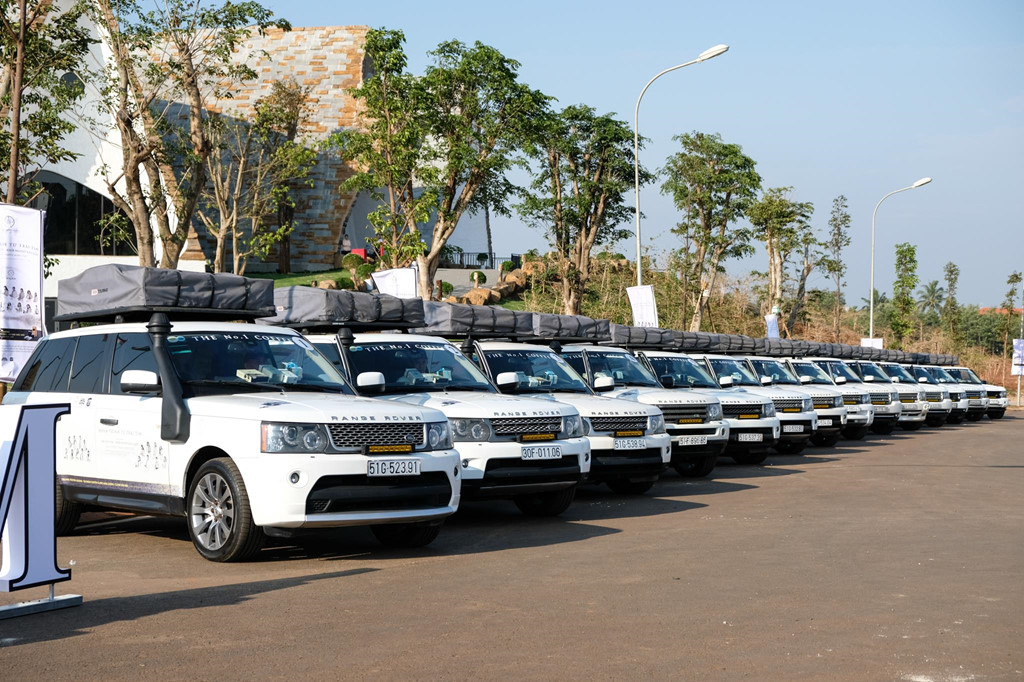 Hậu ly hôn, ông Đặng Lê Nguyên Vũ không còn dùng siêu xe đi phát sách