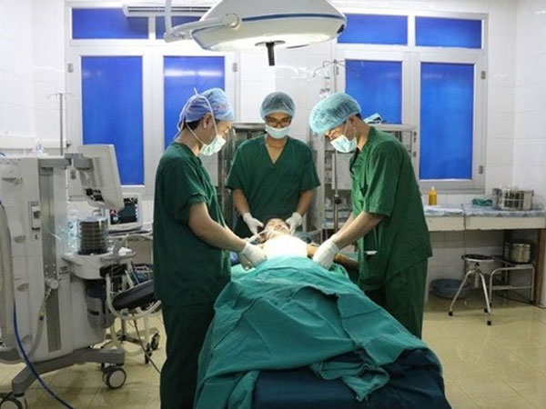 Điện thoại phát nổ khi sạc, bệnh nhi bị vết thủng xuyên thấu ngực