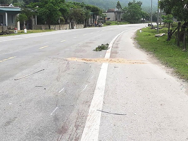 Cán bộ biên phòng điều khiển ô tô va chạm với xe máy, 2 người tử vong