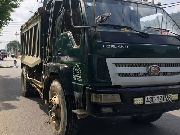 Nữ sinh viên 19 tuổi chết thảm dưới bánh xe ben trên đường đi học