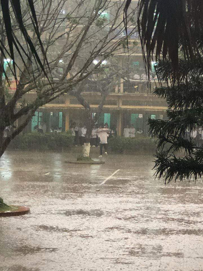 Giữa ngập tràn drama của làng giải trí và xã hội, hình ảnh cậu bạn đội mưa mua bữa sáng cho người thương khiến bao con tim lỗi nhịp