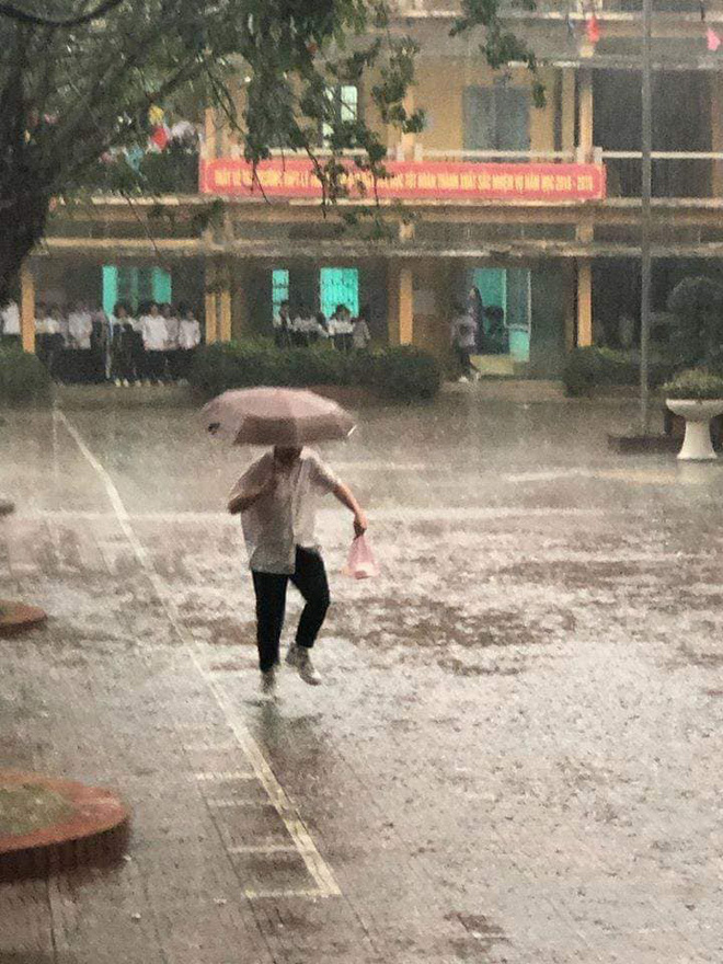 Giữa ngập tràn drama của làng giải trí và xã hội, hình ảnh cậu bạn đội mưa mua bữa sáng cho người thương khiến bao con tim lỗi nhịp