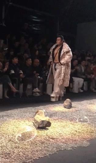 Nhĩ Thái Trần Chí Bằng lại gây sốc khi diện trang phục lộ bụng mỡ và bó chít vùng nhạy cảm