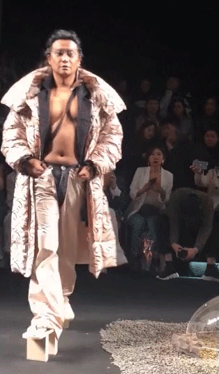 Nhĩ Thái Trần Chí Bằng lại gây sốc khi diện trang phục lộ bụng mỡ và bó chít vùng nhạy cảm