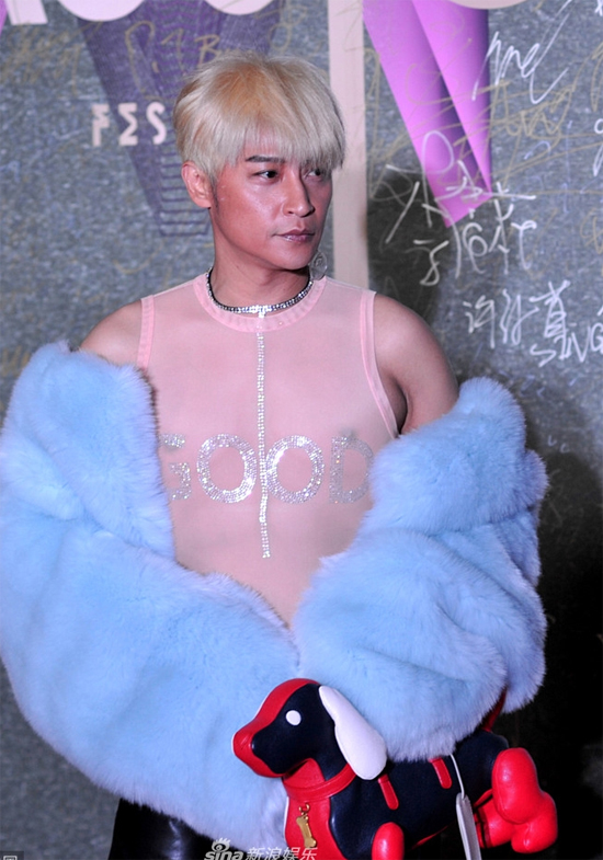 Nhĩ Thái Trần Chí Bằng lại gây sốc khi diện trang phục lộ bụng mỡ và bó chít vùng nhạy cảm