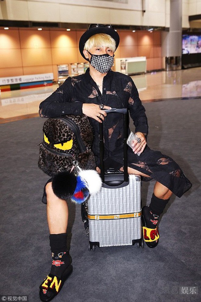 Nhĩ Thái Trần Chí Bằng lại gây sốc khi diện trang phục lộ bụng mỡ và bó chít vùng nhạy cảm