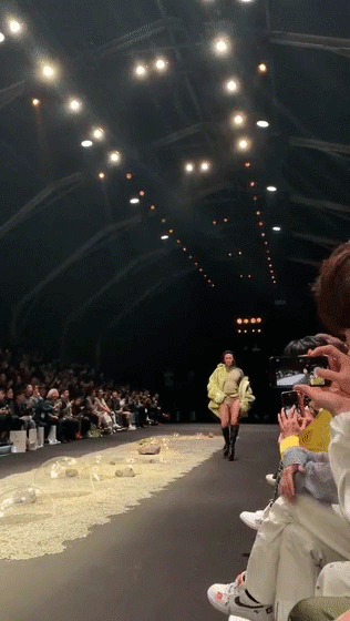 Nhĩ Thái Trần Chí Bằng lại gây sốc khi diện trang phục lộ bụng mỡ và bó chít vùng nhạy cảm