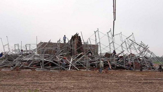 Sập giàn giáo xây dựng cây xăng, 8 người thương vong