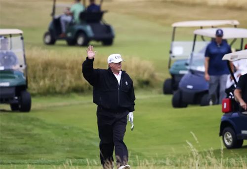 Chuyện Donald Trump gian lận trong golf được viết thành sách