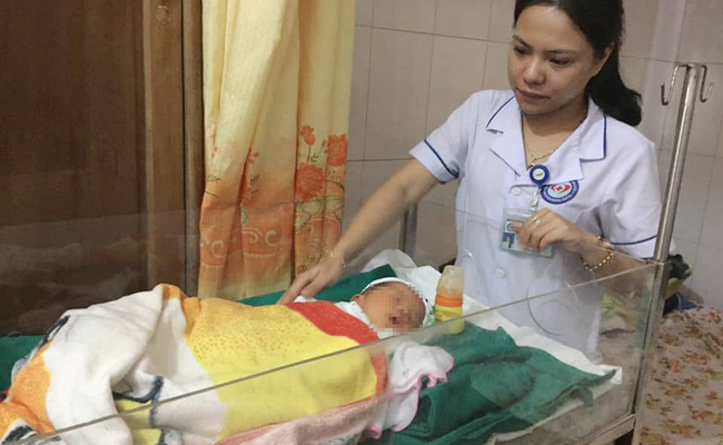 Hà Tĩnh: Một bé trai sơ sinh bị nhét vào túi du lịch rồi bỏ rơi trước cửa nhà dân trong đêm
