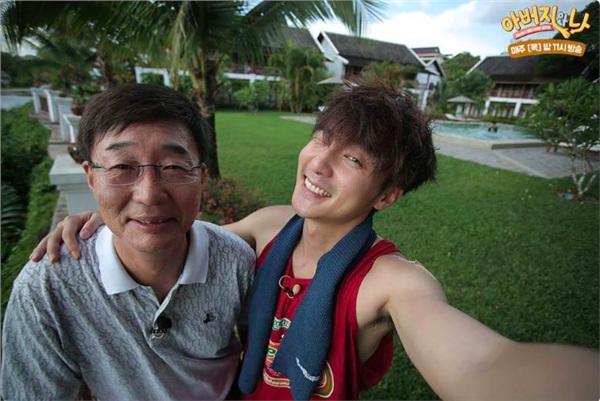 Roy Kim chính thức bị buộc tội phát tán ảnh sex bất hợp pháp, bị xoá khỏi profile gia đình trên Naver