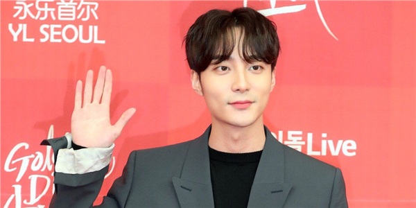 Roy Kim chính thức bị buộc tội phát tán ảnh sex bất hợp pháp, bị xoá khỏi profile gia đình trên Naver