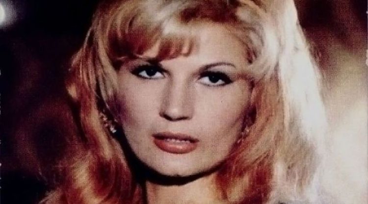 Tiên tri kỳ lạ của Vanga và cuộc gặp định mệnh của nữ ca sĩ nổi tiếng