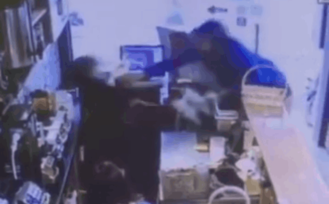 Xôn xao clip nam thanh niên cầm gạch lao vào đánh 2 nữ nhân viên quán trà sữa ở Hà Nội, nghi do không đổi được tiền lẻ