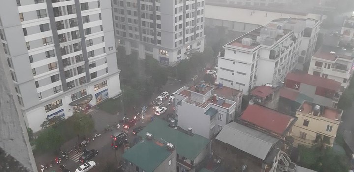 Trời Hà Nội tối đen, mưa như trút nước vào đúng giờ cao điểm sáng