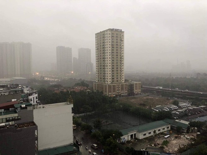 Trời Hà Nội tối đen, mưa như trút nước vào đúng giờ cao điểm sáng