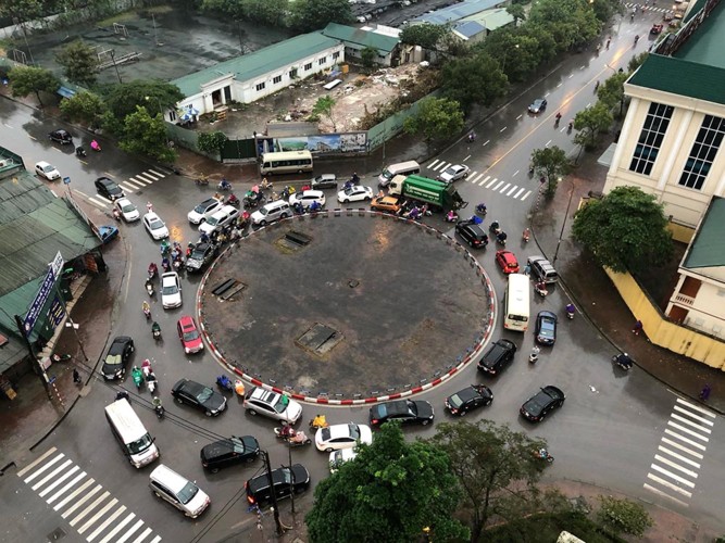 Trời Hà Nội tối đen, mưa như trút nước vào đúng giờ cao điểm sáng