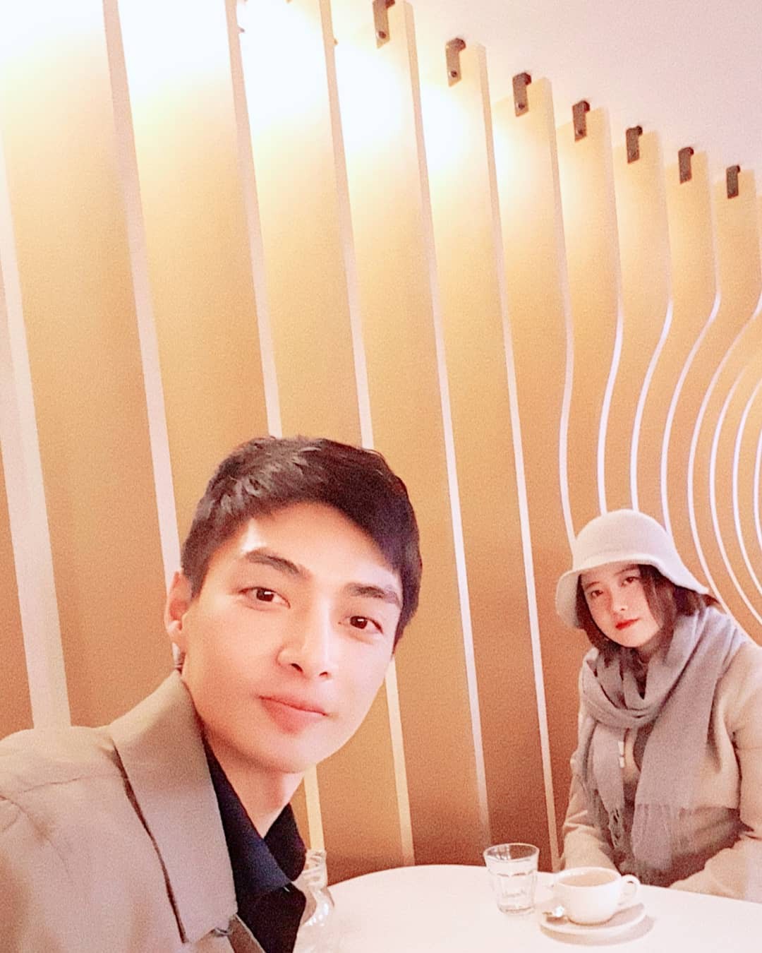 Hình ảnh gây bão hôm nay: Tài tử Vườn sao băng và Goo Hye Sun tái hợp sau 10 năm, loạt diễn viên vào bình luận