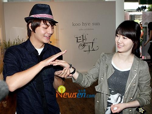 Hình ảnh gây bão hôm nay: Tài tử Vườn sao băng và Goo Hye Sun tái hợp sau 10 năm, loạt diễn viên vào bình luận