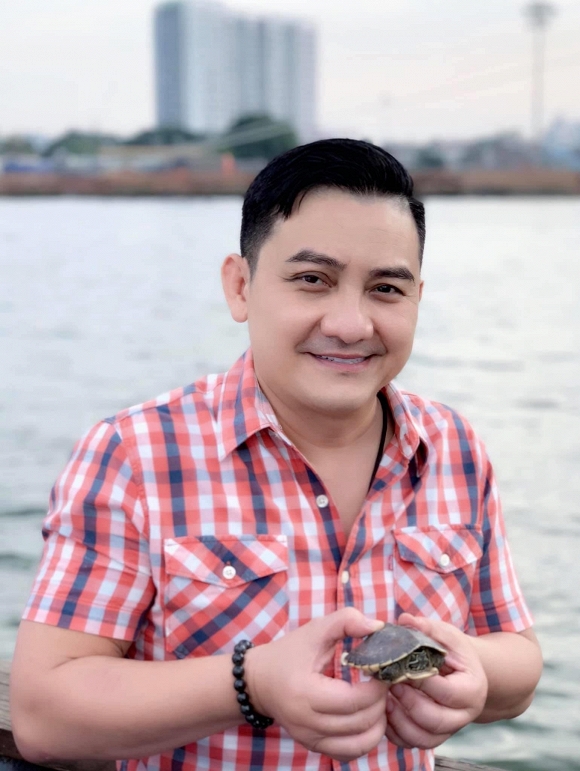 MC Thảo Vân thay mặt nhiều nghệ sĩ miền Bắc gửi tiền phúng viếng đến gia đình nghệ sĩ Anh Vũ