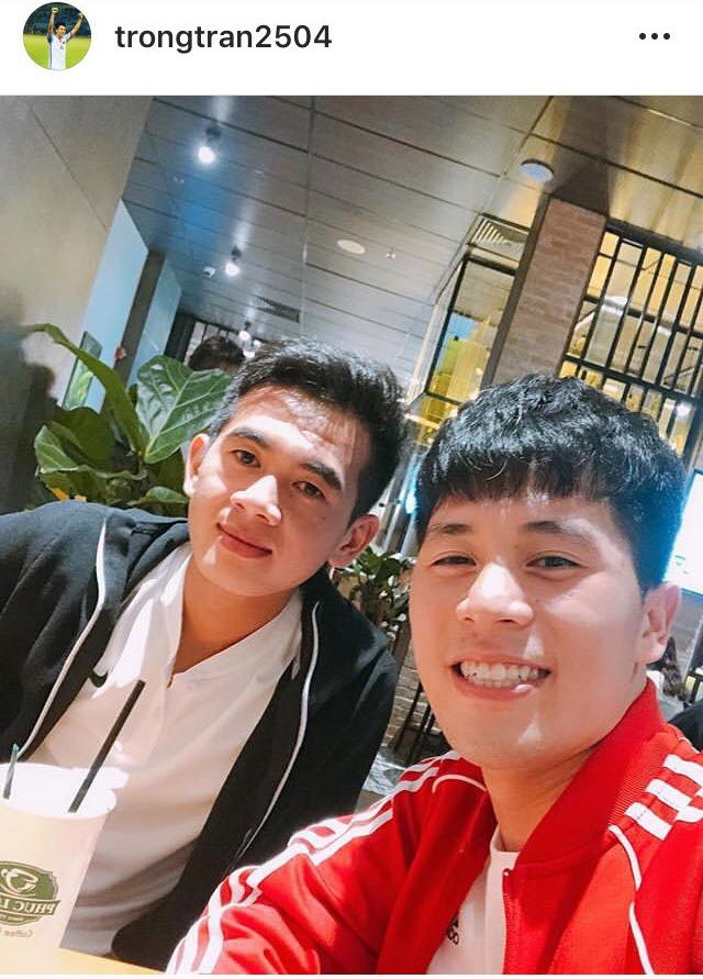 Trọng ỉn đi cafe khuya cùng người lạ, fan lập tức réo tên Tư Dũng