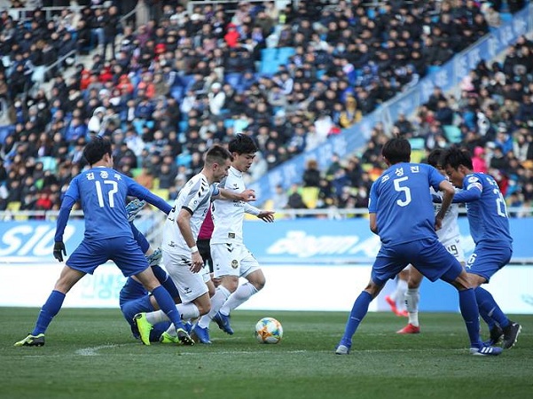 Incheon United thay HLV, Công Phượng sáng cửa đá chính?