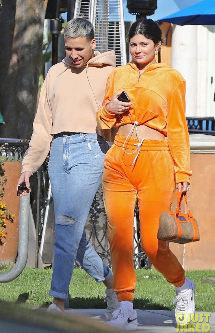 Châu Bùi đi ăn sương sương mà diện street style như dự yến tiệc, Khánh Linh cắt tóc ngắn trông giống... Đào Bá Lộc