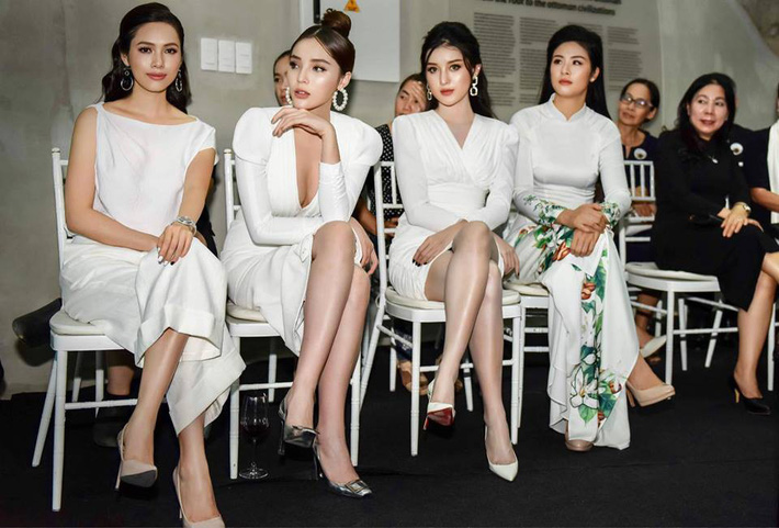 Lấn át cả dàn bông Hậu khi đứng chung khung hình, có thể không phải là nàng Hậu xinh đẹp nhất nhưng Kỳ Duyên luôn khác biệt nhất Lấn át cả dàn bông Hậu khi đứng chung khung hình, có thể không phải là nàng Hậu xinh đẹp nhất nhưng Kỳ Duyên luôn khác biệt nhất