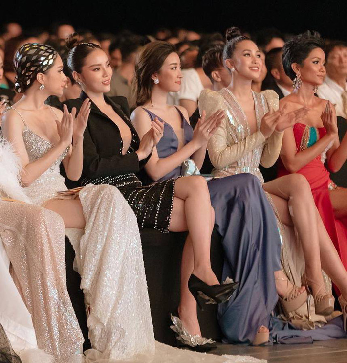 Lấn át cả dàn bông Hậu khi đứng chung khung hình, có thể không phải là nàng Hậu xinh đẹp nhất nhưng Kỳ Duyên luôn khác biệt nhất Lấn át cả dàn bông Hậu khi đứng chung khung hình, có thể không phải là nàng Hậu xinh đẹp nhất nhưng Kỳ Duyên luôn khác biệt nhất