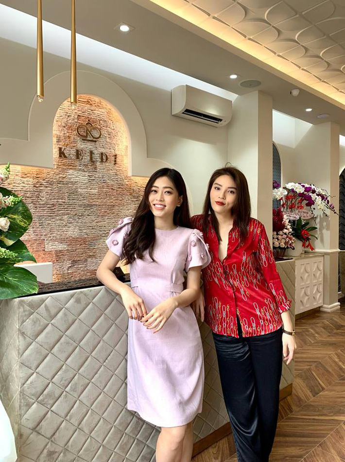 Lấn át cả dàn bông Hậu khi đứng chung khung hình, có thể không phải là nàng Hậu xinh đẹp nhất nhưng Kỳ Duyên luôn khác biệt nhất Lấn át cả dàn bông Hậu khi đứng chung khung hình, có thể không phải là nàng Hậu xinh đẹp nhất nhưng Kỳ Duyên luôn khác biệt nhất