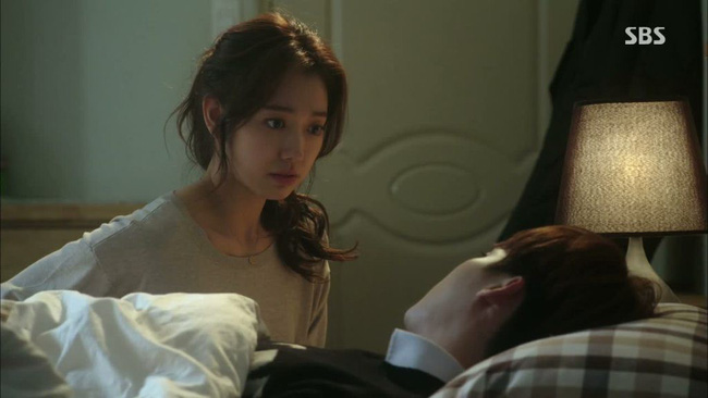 Chồng ốm nằm bẹp, vợ được dịp phát hiện chồng nhắn tin cho gái lạ, liền phẫn nộ cho chồng một bài học nhớ đời