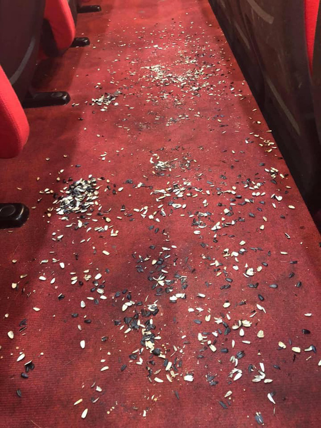 Muốn nếm trải sự khổ, hãy làm nghề dịch vụ - Câu chuyện chân thực về ngành của cô gái bán trà sữa khiến dân mạng phát sốt