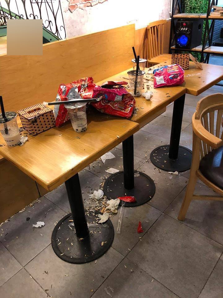 Muốn nếm trải sự khổ, hãy làm nghề dịch vụ - Câu chuyện chân thực về ngành của cô gái bán trà sữa khiến dân mạng phát sốt