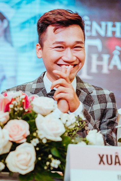 Phim Việt có hình ảnh y tá mặc áo xẻ sâu đến ngực phản pháo lời chê bai lấy sexy câu khách