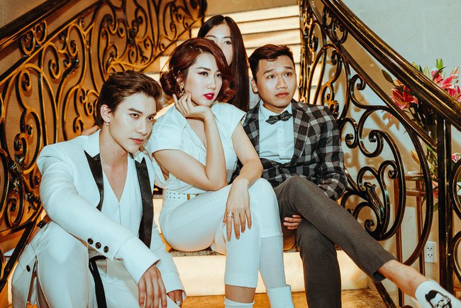 Phim Việt có hình ảnh y tá mặc áo xẻ sâu đến ngực phản pháo lời chê bai lấy sexy câu khách