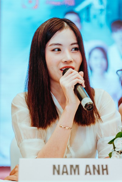 Phim Việt có hình ảnh y tá mặc áo xẻ sâu đến ngực phản pháo lời chê bai lấy sexy câu khách