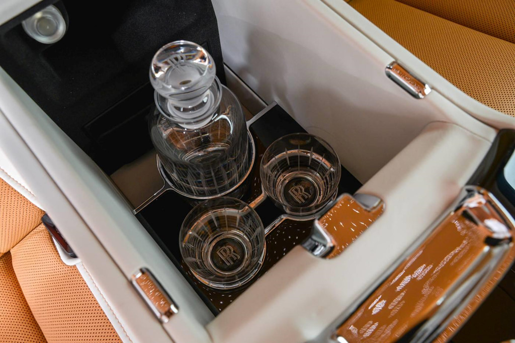 Rolls-Royce Phantom bản đặc biệt với vách ngăn riêng tư tuyệt đối