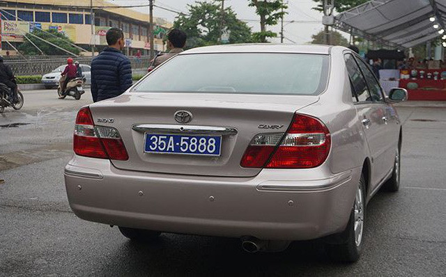 Vụ xe ô tô công đeo 2 biển số tại Ninh Bình: Đề nghị thu hồi một biển kiểm soát