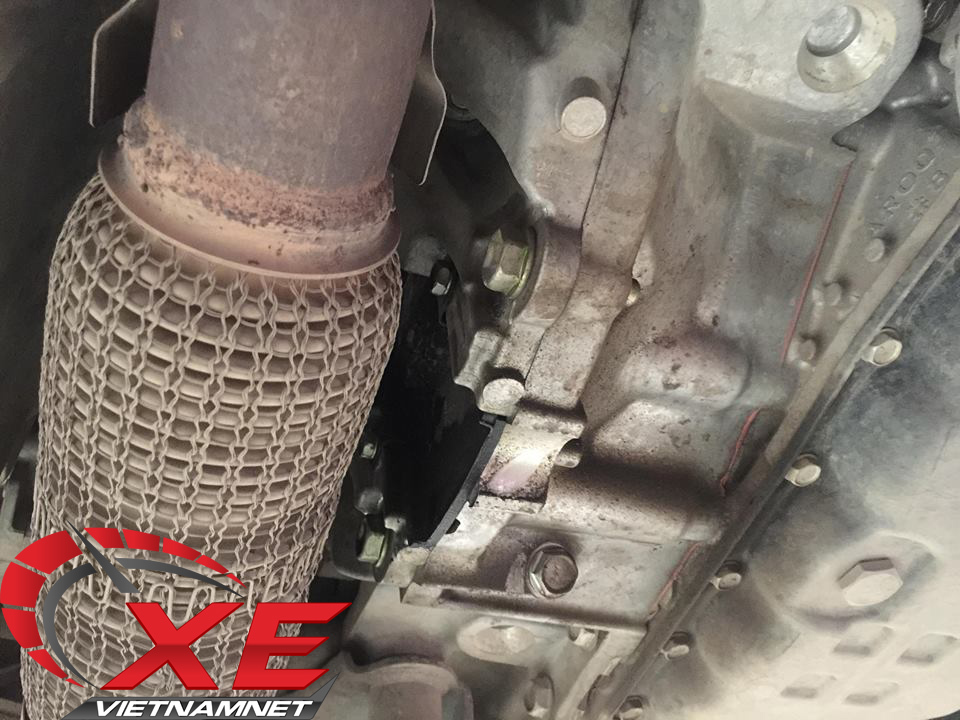 Mua Nissan X-Trail 1,2 tỷ rò rỉ dầu, khách bất lực, hãng bó tay