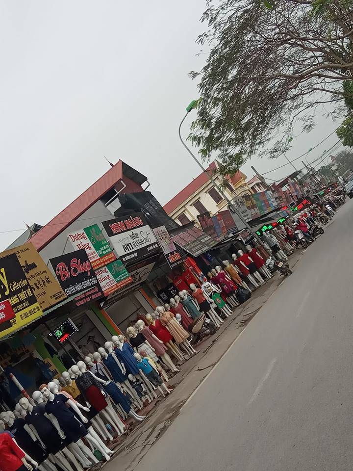 Hình ảnh góc phố đông đúc nhưng bình yên, chẳng chen chúc, cãi vã nhưng nhìn kĩ mới phát hiện điểm bất thường