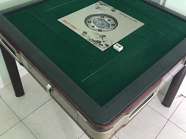 Nửa đêm đến công ty... đánh bạc