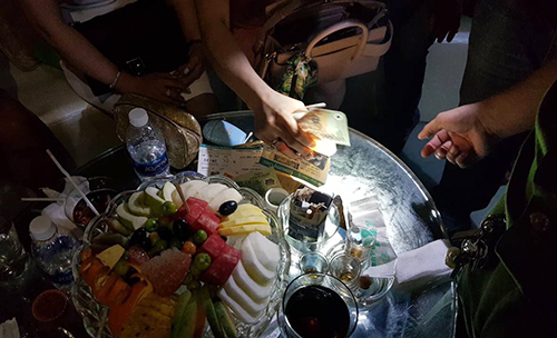 Cảnh sát đột kích quán bar ở Sài Gòn lúc rạng sáng